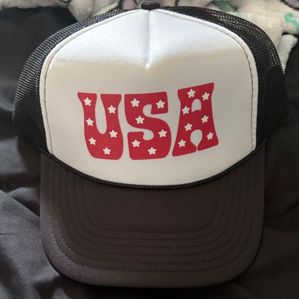 New without tags willow boutique USA trucker hat